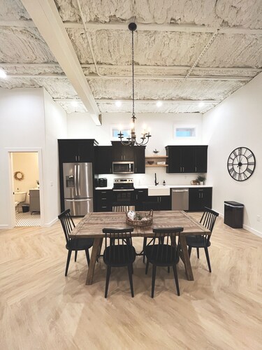 High-end luxurious loft within walking distance to downtown!