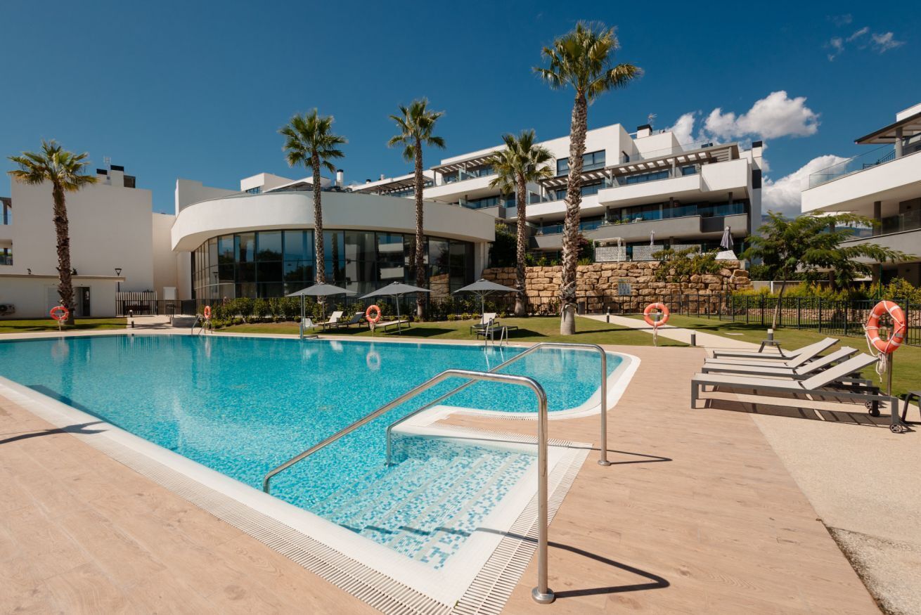 Una piscina cubierta, una piscina climatizada