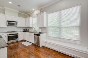 Kylskåp, mikrovågsugn, ugn och spishäll