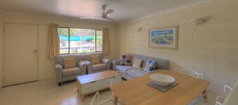 Arcadia Palms 1 - Lovely, light-filled island apartment just steps to gorgeous Alma Bay