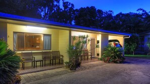 Exterior - Arcadia Palms 1 - Lovely, light-filled island apartment just steps to gorgeous Alma Bay (Arcadia)