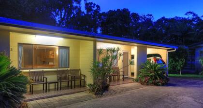 Arcadia Palms 1 - Lovely, light-filled island apartment just steps to gorgeous Alma Bay