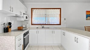 Fridge, microwave, stovetop, toaster - Island Magic Townhouse 1 - Stylish, affordable and well-equipped, in prime Alma Bay location (Arcadia)