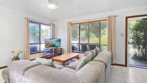 Island Magic Townhouse 1 - Stylish, affordable and well-equipped, in prime Alma Bay location