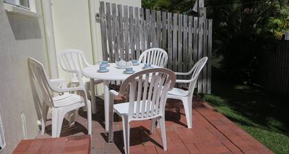 Island Magic Townhouse 1 - Stylish, affordable and well-equipped, in prime Alma Bay location