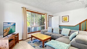 TV - Island Magic Townhouse 1 - Stylish, affordable and well-equipped, in prime Alma Bay location (Arcadia)