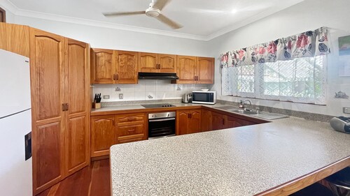 Arcadia Gardens - spacious island apartment just minutes to Geoffrey Bay