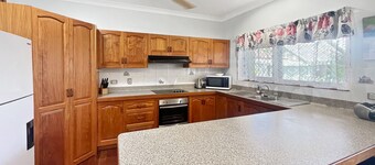 Arcadia Gardens - spacious island apartment just minutes to Geoffrey Bay