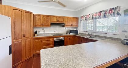Arcadia Gardens - spacious island apartment just minutes to Geoffrey Bay