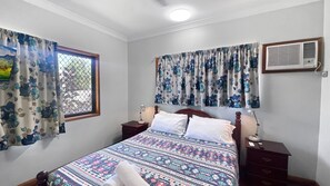 3 bedrooms, iron/ironing board, bed sheets - Arcadia Gardens - spacious island apartment just minutes to Geoffrey Bay (Arcadia)