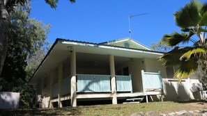 Exterior - Lana's Cottage - Delightful, centrally located  and spacious island cottage in tropical surrounds (Arcadia)