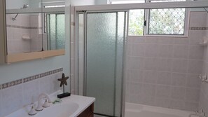 Combined shower/bathtub - Lana's Cottage - Delightful, centrally located  and spacious island cottage in tropical surrounds (Arcadia)