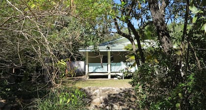 Lana's Cottage - Delightful, centrally located and spacious island cottage in tropical surrounds