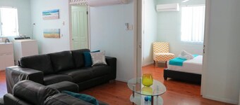 Lana's Cottage - Delightful, centrally located  and spacious island cottage in tropical surrounds