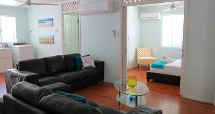 Lana's Cottage - Delightful, centrally located and spacious island cottage in tropical surrounds