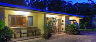 Arcadia Palms 2 - Tasteful and light-filled apartment just steps to Alma Bay, with complex pool