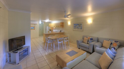 Arcadia Palms 2 - Tasteful and light-filled apartment just steps to Alma Bay, with complex pool