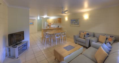 Arcadia Palms 2 - Tasteful and light-filled apartment just steps to Alma Bay, with complex pool