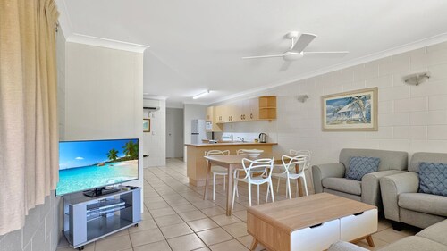 Arcadia Palms 2 - Tasteful and light-filled apartment just steps to Alma Bay, with complex pool