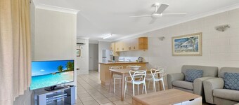 Arcadia Palms 2 - Tasteful and light-filled apartment just steps to Alma Bay, with complex pool