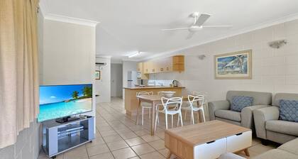 Arcadia Palms 2 - Tasteful and light-filled apartment just steps to Alma Bay, with complex pool