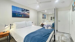 2 bedrooms, iron/ironing board, internet, bed sheets - Island View Unit 2 - Renovated, modern and across the road from Geoffrey Bay Beach (Arcadia)