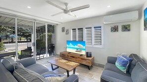 TV, DVD player - Island View Unit 2 - Renovated, modern and across the road from Geoffrey Bay Beach (Arcadia)