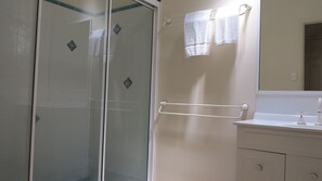 Shower - Arcadia Villa 3 - Modern, light and airy apartment at Alma Bay, with national park views (Arcadia)