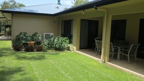 Outdoor dining - Arcadia Villa 3-Unit 3/12 Cook Road-BOM (Arcadia)