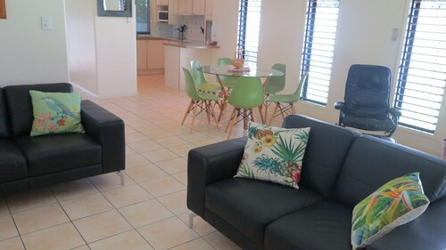 Arcadia Villa 3 - Modern, light and airy apartment at Alma Bay, with national park views