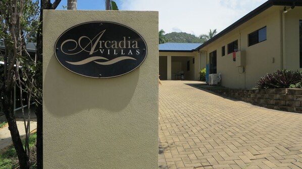 Exterior detail - Arcadia Villa 3-Unit 3/12 Cook Road-BOM (Arcadia)