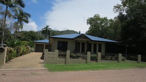 Exterior - Arcadia Villa 3-Unit 3/12 Cook Road-BOM (Arcadia)