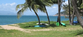 Casual Lodge Unit 4 short walk to Nelly Bay Beach