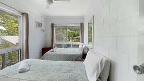 3 bedrooms, iron/ironing board, WiFi, bed sheets - Arcadia Beach Unit 4 - Charming sunny apartment with front row balcony view over Geoffrey Bay (Arcadia)