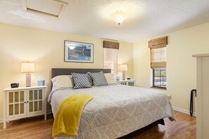 3 habitaciones, escritorio y tabla de planchar con plancha 