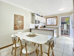 Frigorífico, horno, placa de cocina y tostadora