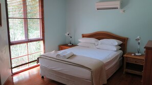 3 bedrooms, iron/ironing board, bed sheets - Kameruka - Modern, Queenslander style island home in leafy bushland with balcony (Arcadia)