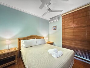 3 quartos, ferros/tábuas de passar roupa, roupa de cama
