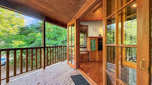 Kameruka - Modern, Queenslander style island home in leafy bushland with balcony