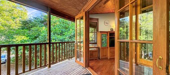 Kameruka - Modern, Queenslander style island home in leafy bushland with balcony