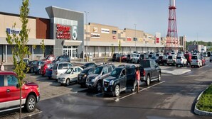Un parking rempli de voitures et un bâtiment sur lequel est apposée une grande enseigne indiquant « Target 5 ».