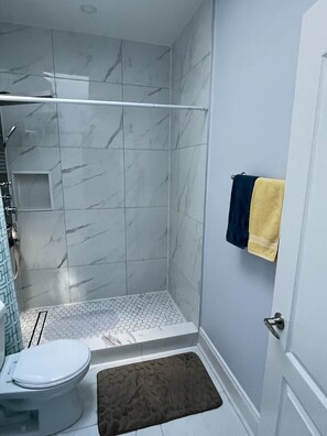 Dusche, Handtücher, Toilettenpapier