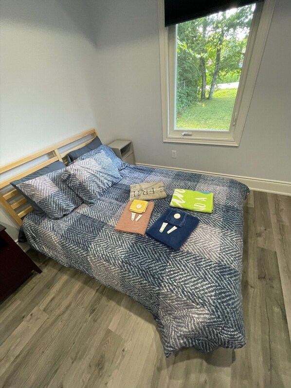 3 bedrooms, desk, WiFi, bed sheets