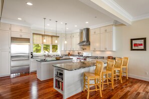 Fridge, microwave, oven, stovetop - Spacious beachfront home with decks, gas grill, wet bar, gas fireplace, and W/D (Annapolis)