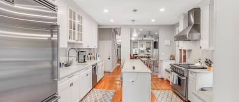 Refrigerador, microondas, horno, placa de cocina