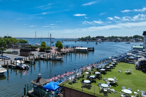 Updated historic home with parking; near Academy, college & harbor - central AC