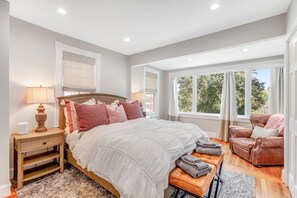 4 bedrooms, iron/ironing board, internet, bed sheets - Updated historic home with parking; near Academy, college & harbor - central AC (Annapolis)