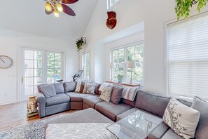 Televisión, chimenea, futbolito y tenis de mesa 