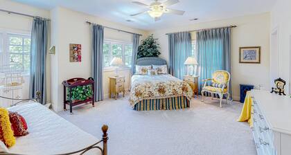 3-story, dog-friendly home near beaches with home theatre, grill & gaming tables