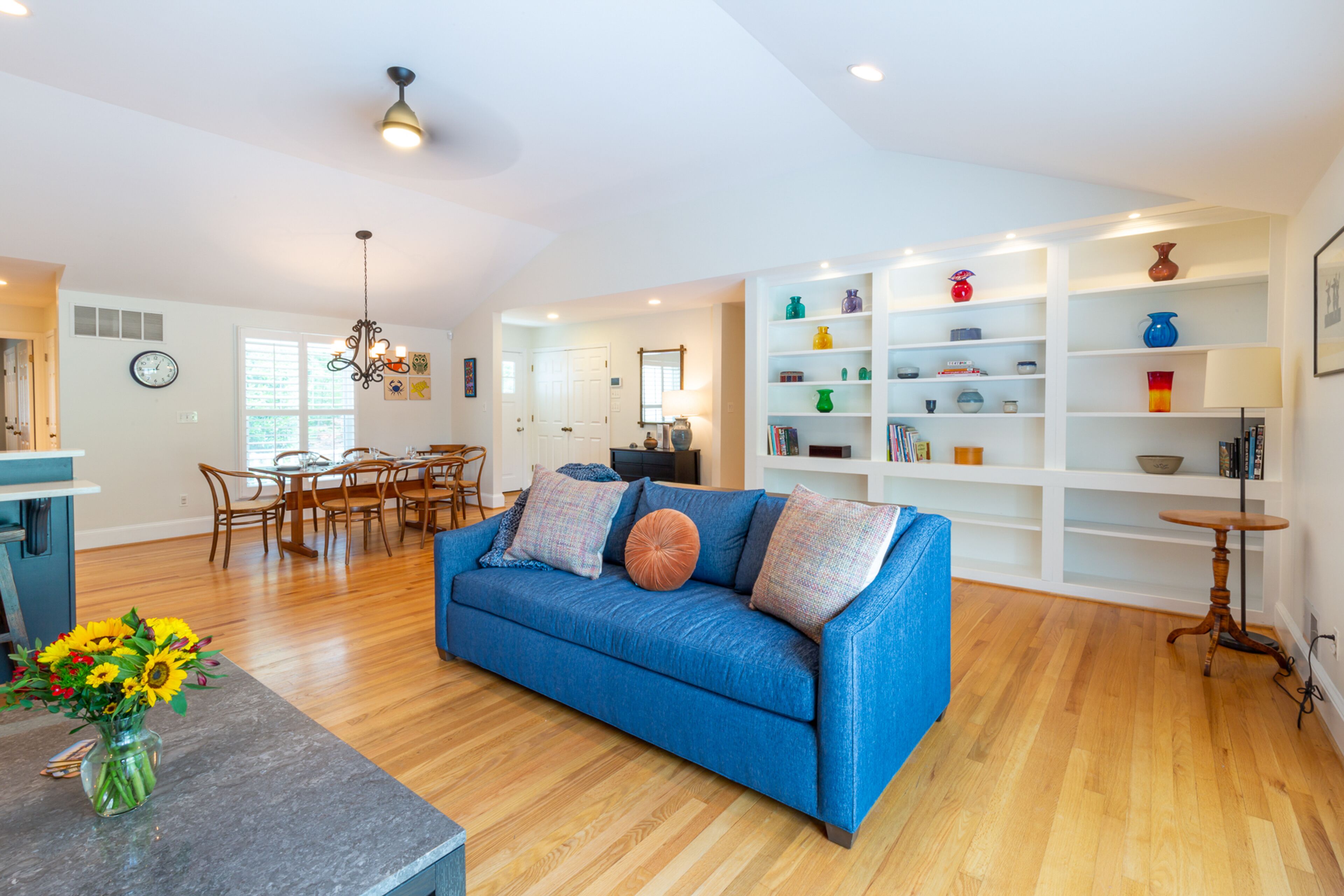 Fernseher, Kamin, Bücher, Streaming-Dienste